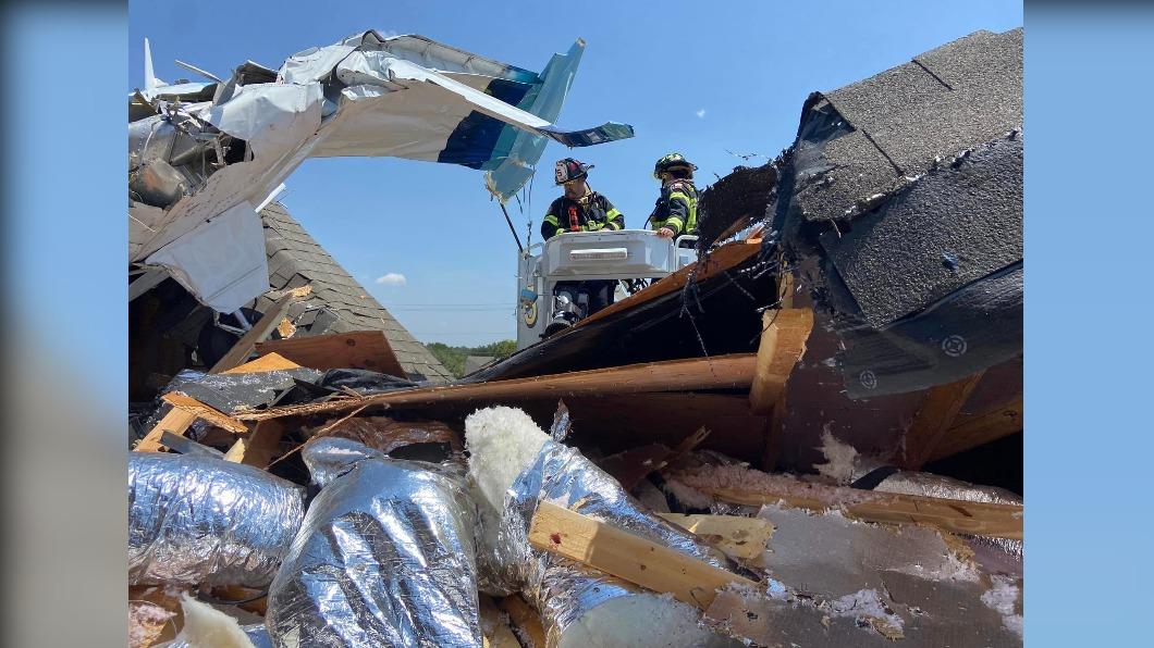 飛機殘骸卡在房屋閣樓,與建材的碎片散落一地。(圖/翻攝自Georgetown Texas Fire Department臉書)