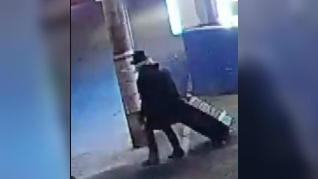 監視器曾拍到與死者一同入住飯店的不明人士。(圖/翻攝自推特@Red54100440)