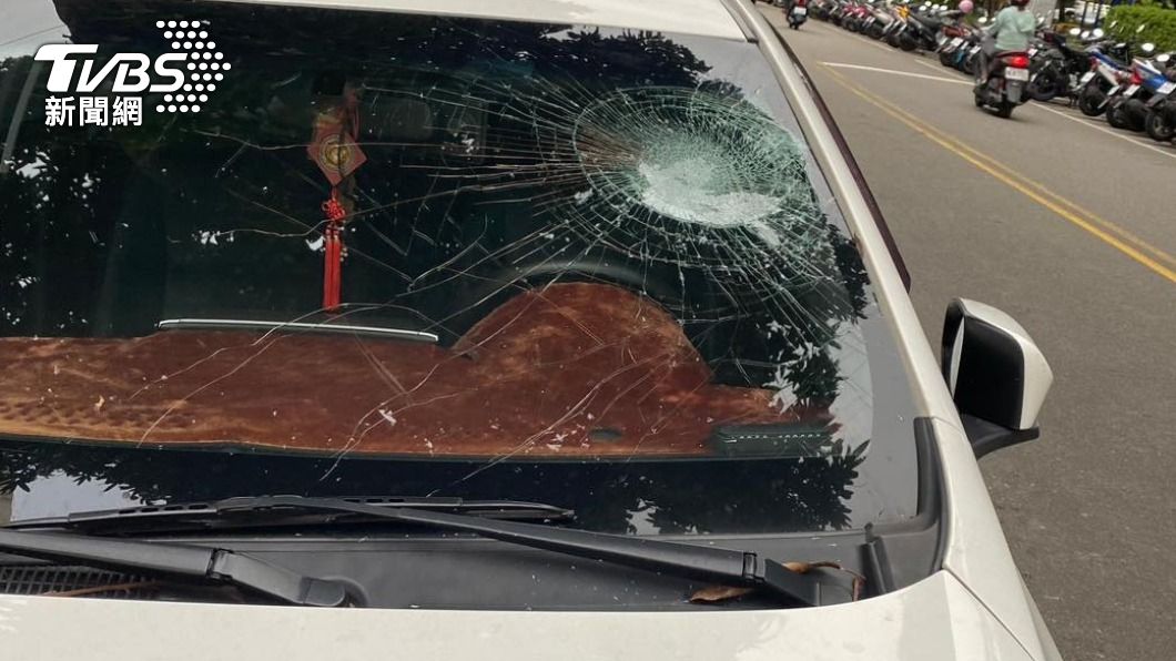 停在路邊的車前擋風玻璃也遭殃,被砸中呈蜘蛛網狀。(圖/市議員羅廷瑋提供)