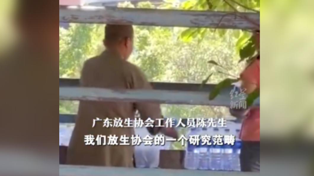 中國廣東去年也曾傳出有人在河川邊「放生礦泉水」。（圖／翻攝自紅星新聞微博）