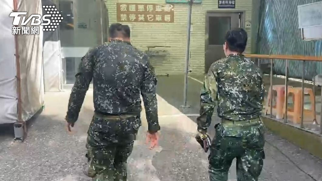 軍方人員趕赴醫院。(圖/TVBS)