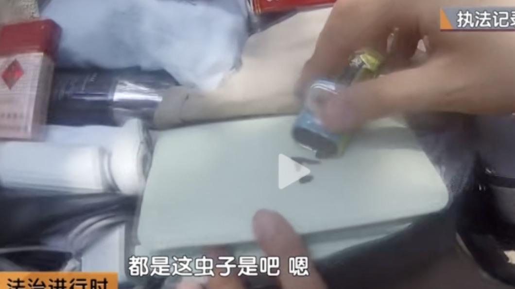 噁!陸男嘴含蟲到處敲詐餐廳 警搜到一瓶水煮油炸蟑螂