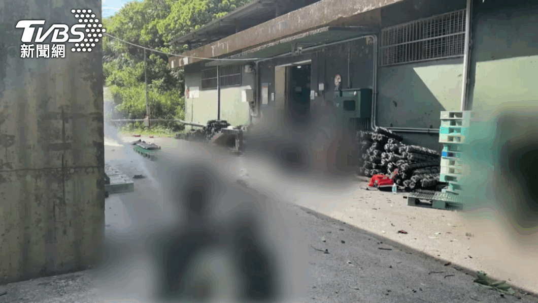 基隆市中正區的陸軍第六軍團「祥豐營區」彈藥庫24日下午發生重大爆炸事故。（圖／TVBS）