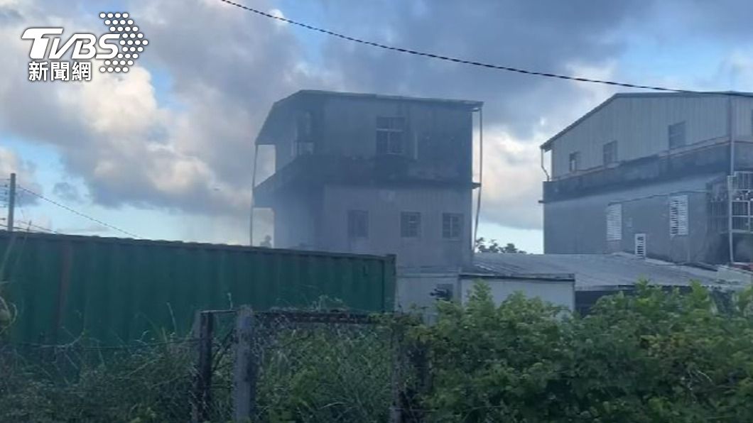 鐵皮屋起火後,竟延燒至鄰接的3樓住宅。(圖/TVBS)