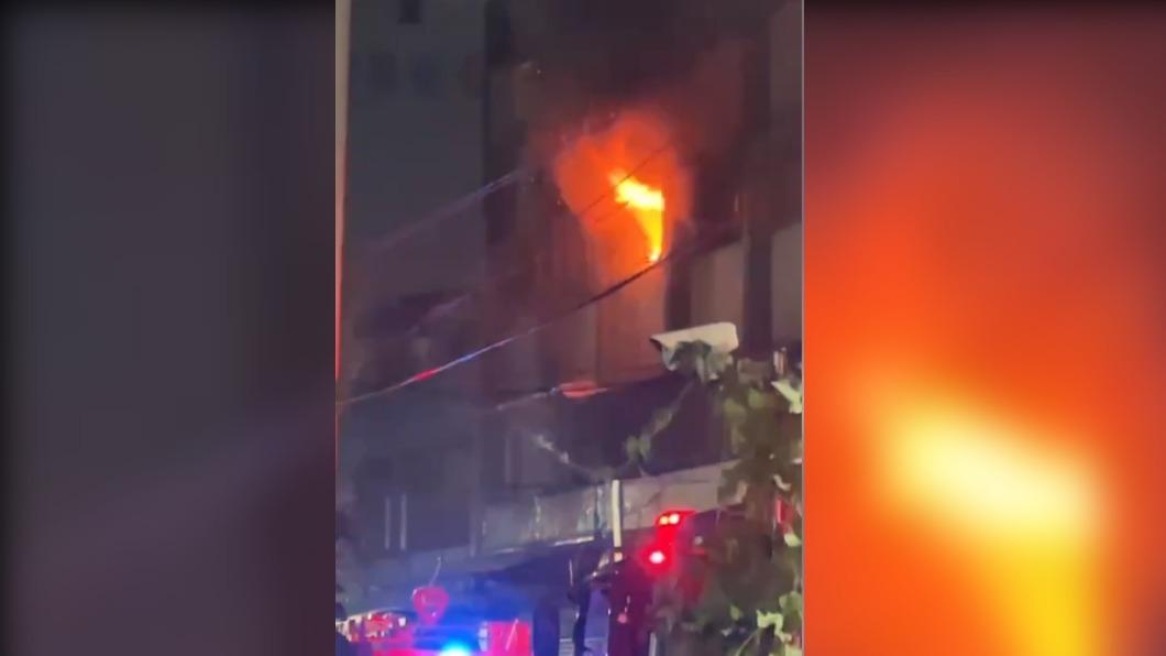 高雄大寮透天民宅晚間大火! 救出受困2人意識清楚