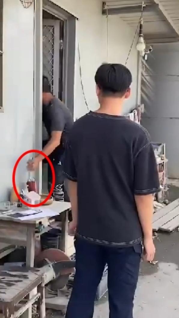 雇主下車後,跑回組合屋拿刀。(圖/翻攝自記者爆料網)