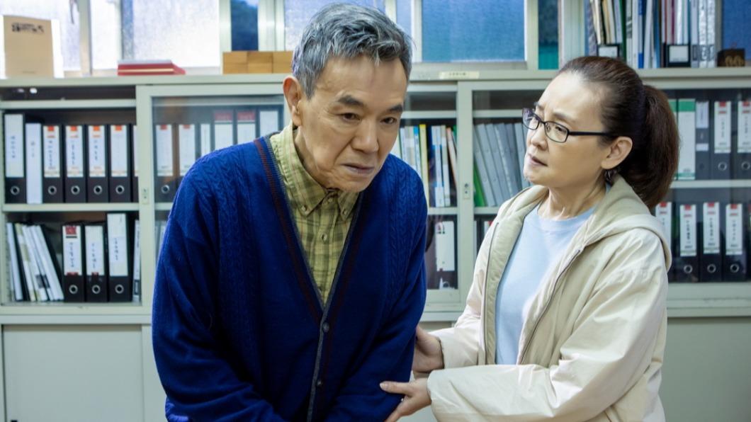 王淑娟在《搜尋者》飾演訪視志工，王道則飾演人球角色。（圖／大愛電視提供，北投映像黃華安攝）