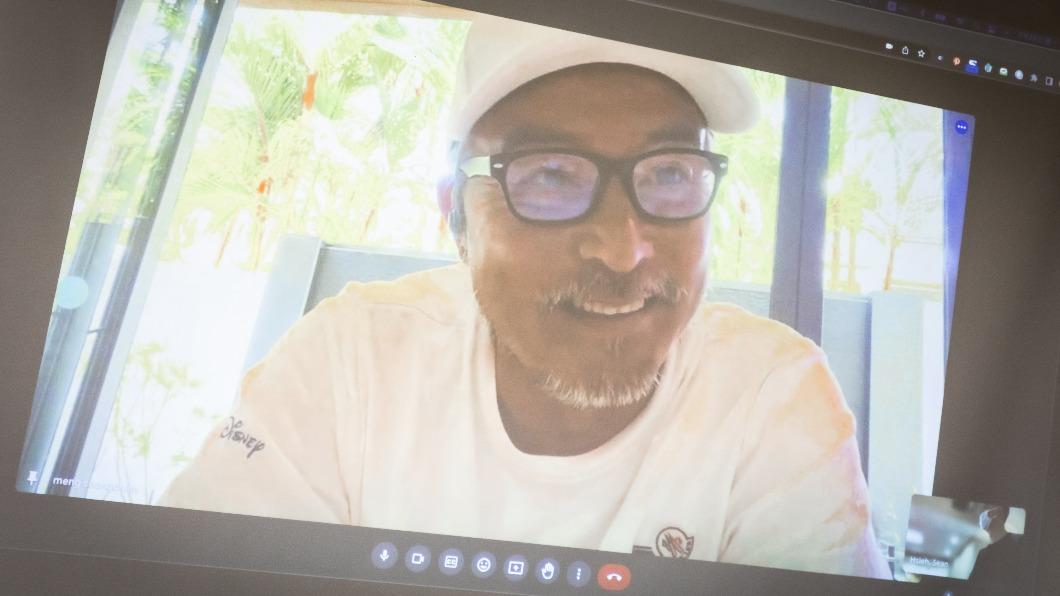 李銘順人在海外仍以視訊方式參與茶敘。(圖/鏡文學提供)