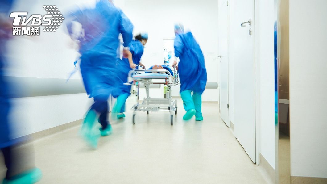 病患送醫發現嚴重出血傷勢。(示意圖/Shutterstock達志影像)