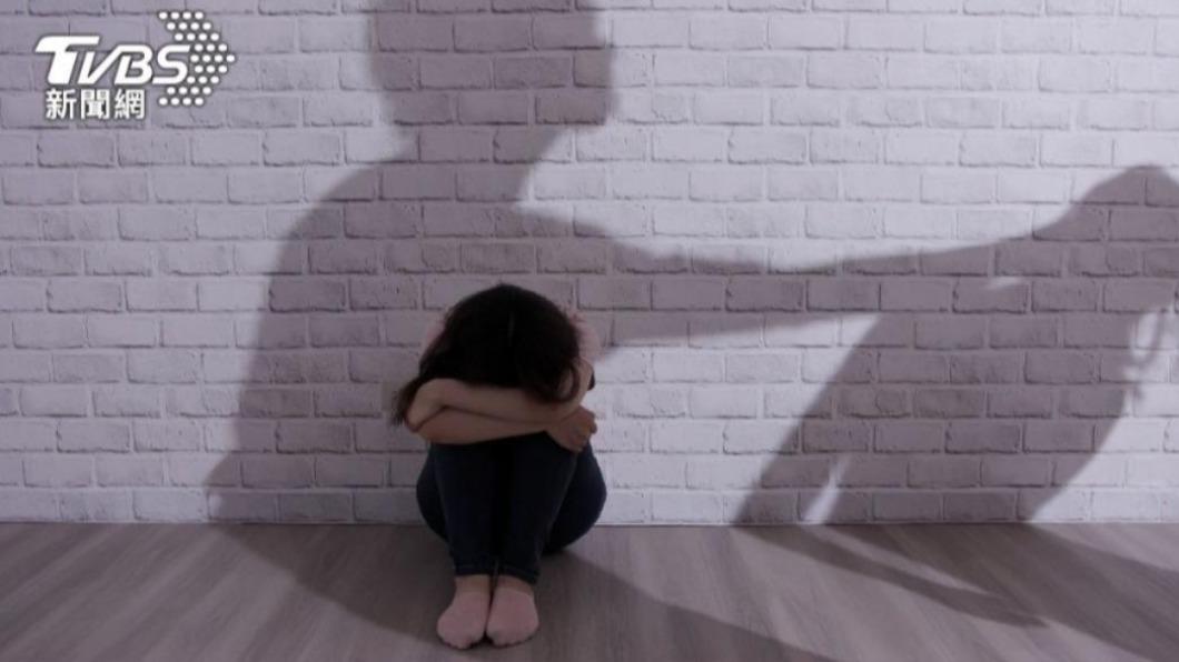 女童住院時在醫院和媽媽通話，媽媽竟然不斷強迫女孩「不要再吃了」。（示意圖，非當事人／Shutterstock達志影像）