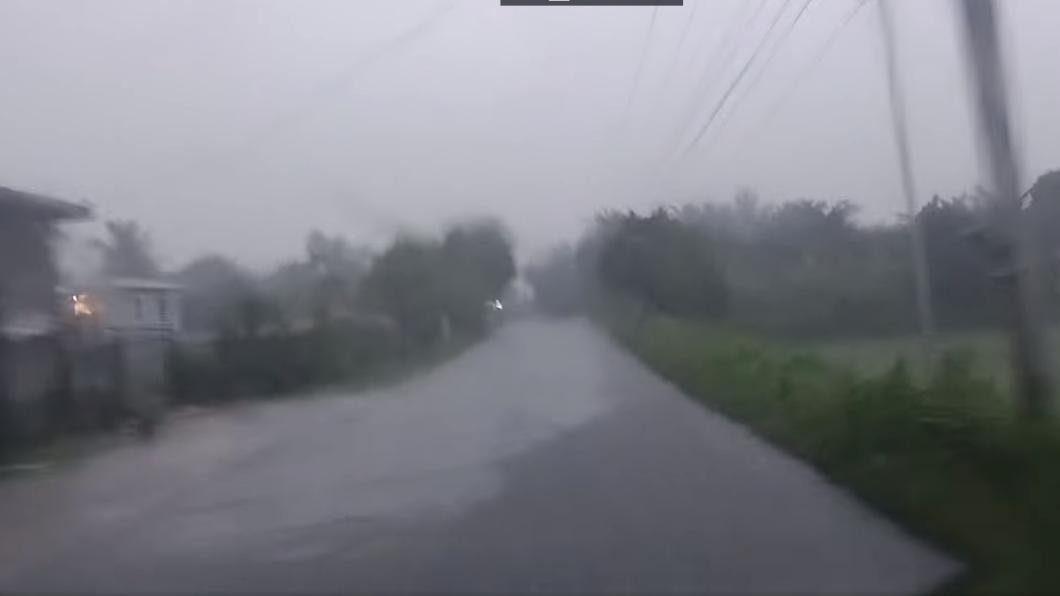 杜蘇芮颱風挾帶強風豪雨,逐步威脅菲律賓北部。(圖/翻攝自BUHI Magazine粉專影片)
