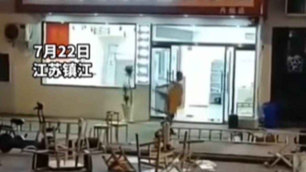 老闆因生意不好情緒失控。（圖／翻攝自微博《觀察者網》）