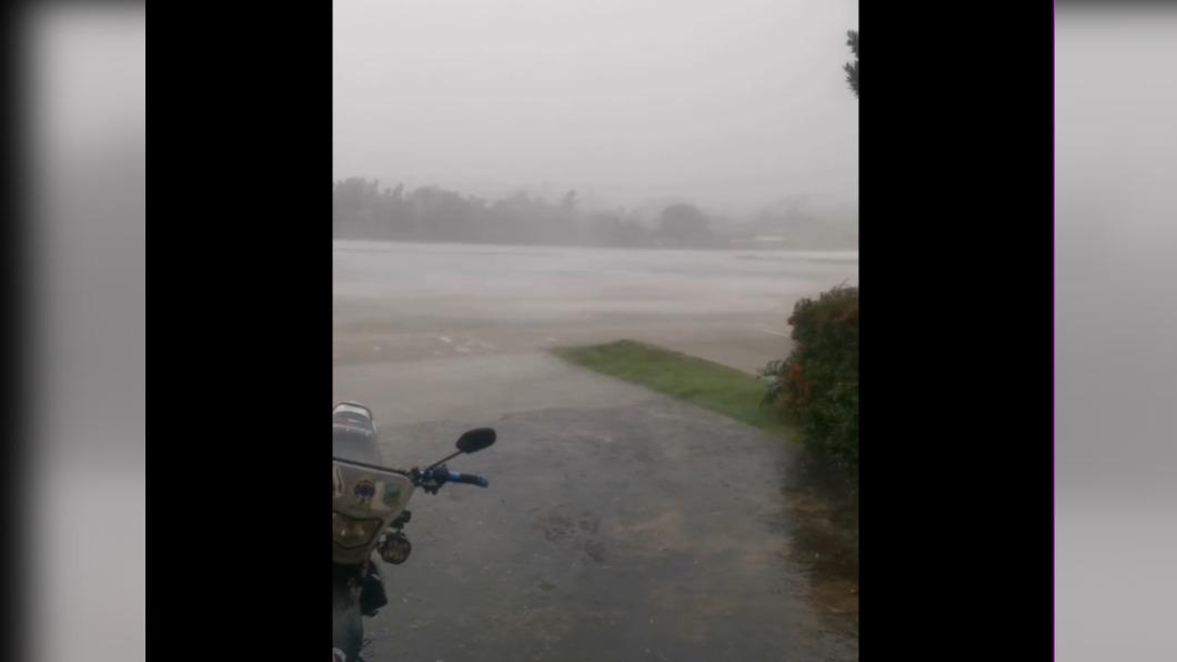 杜蘇芮颱風夾帶豪雨,逐步襲擊菲律賓北部多個地區。(圖/翻攝自推特影音)