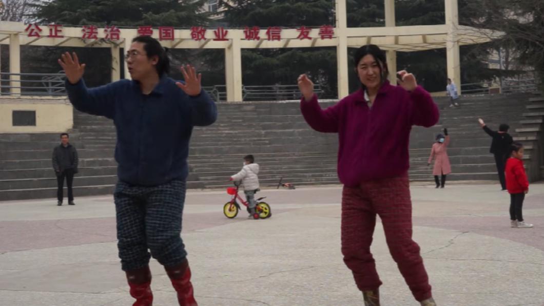 暴力香檳樂隊歌曲和MV有著無厘頭的魔性魅力,在大陸小有名氣。(圖/翻攝自太和音樂YouTube頻道)