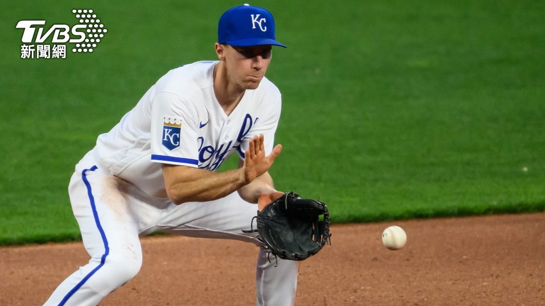 MLB／刺殺傳球穿破手套！穩出局「逆轉上壘」　皇家球星糗成焦點