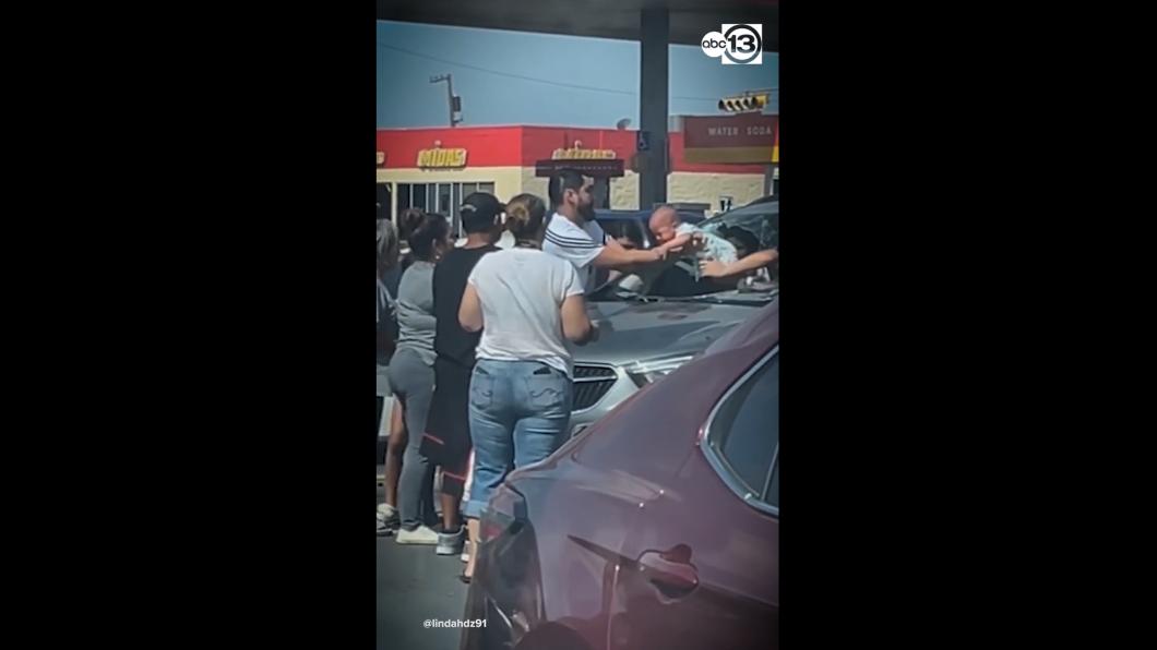 美國德州一對父母下車忘記帶鑰匙，害嬰兒受困密閉車內。（圖／翻攝自ABC7 推特粉專）