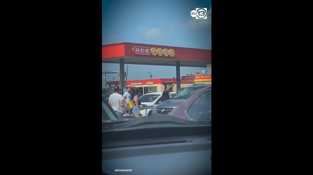 粗心爸媽下車忘帶鑰匙,緊急用鐵棍敲破擋風玻璃救嬰兒。(圖/翻攝自ABC7 推特粉專)