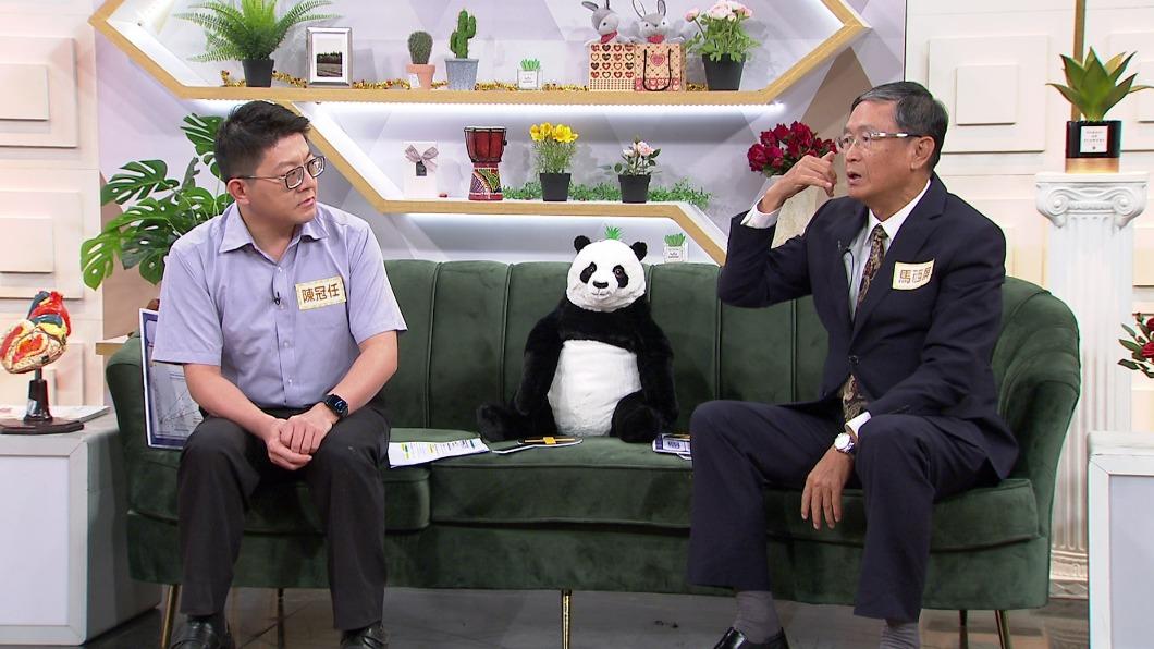 馬西屏和心臟內科陳冠任醫師(左)跟觀眾分享心肌梗塞會出現的症狀與急救方式。(圖/年代提供)