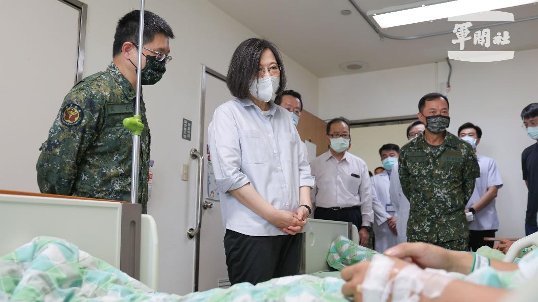 基隆彈藥庫發生爆炸,蔡英文今(25日)上午前往台北市內湖區三軍總醫院探視傷者及向家屬致意。(圖/軍聞社提供)