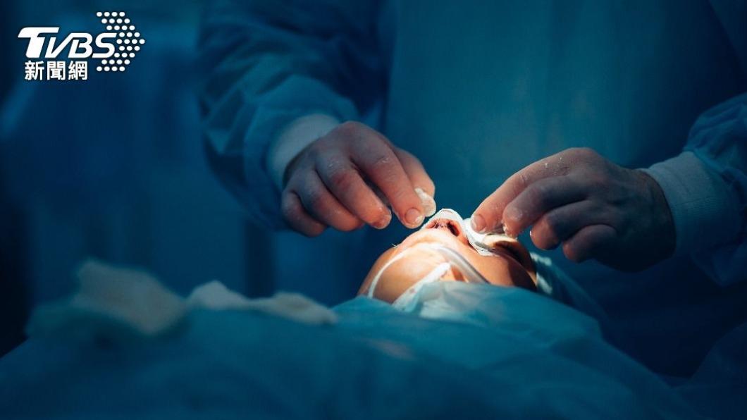 女子在手術台上10分鐘就死了。（示意圖，非當事人／shutterstock達志影像）
