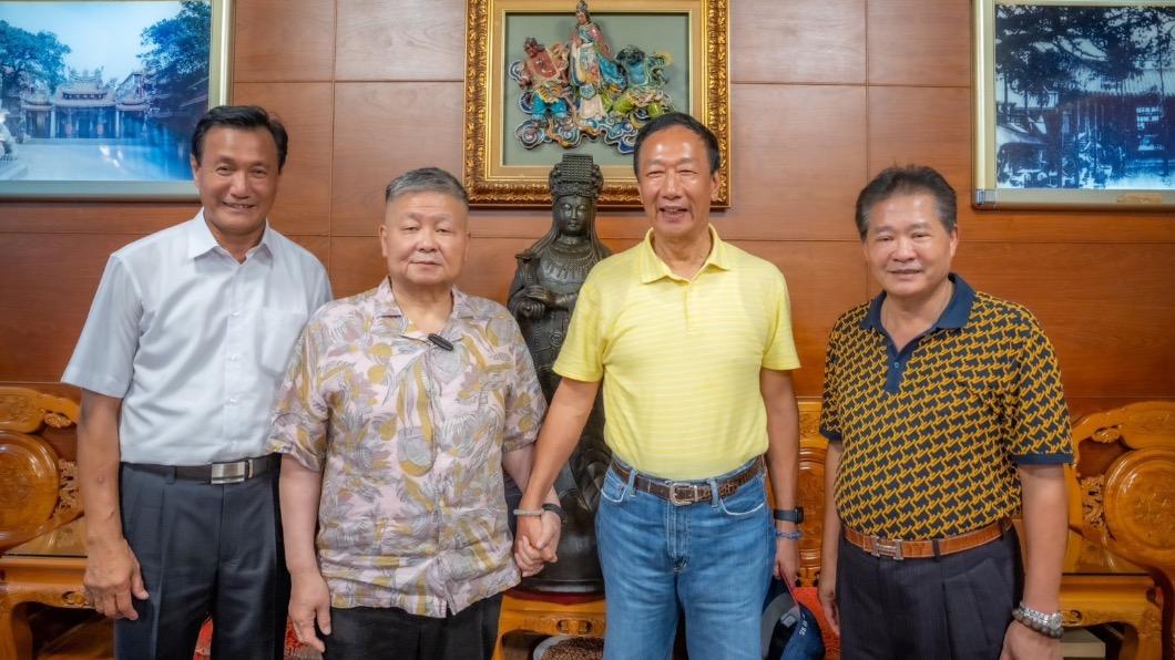 台中拜票郭台銘緊牽顏清標 喊「推動政黨輪替」