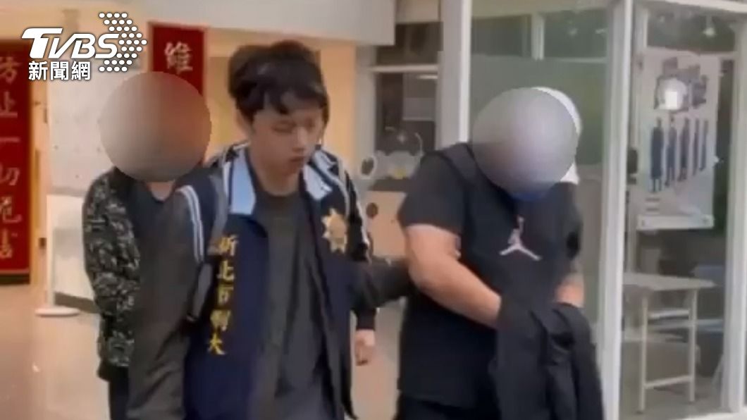犯嫌被警方移送。（圖／TVBS）