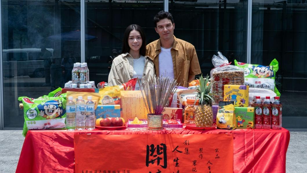 鳳小岳（右）飾演外冷內熱的清潔社員工，宋芸樺飾演清潔社的千金。（圖／果陀娛樂提供）
