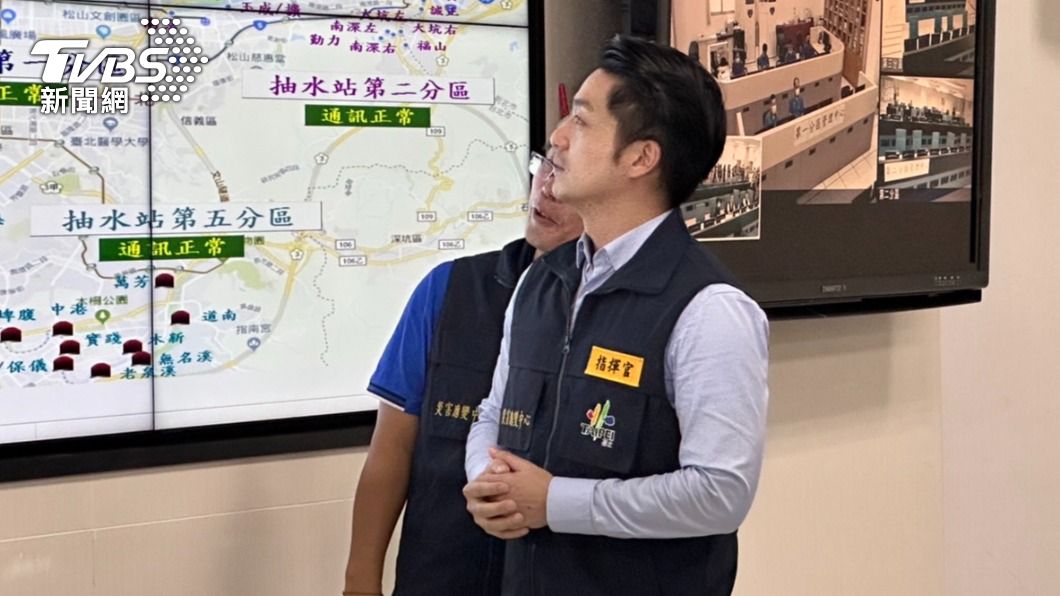 蔣萬安今(25)日視察總管理中心及建國抽水站。(圖/林至柔攝)
