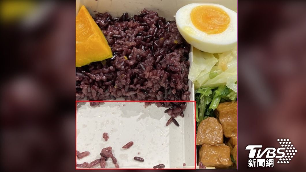 飯沒有舖平，民眾打開餐盒嚇了一跳，形容像是吃剩的（圖／民眾提供）