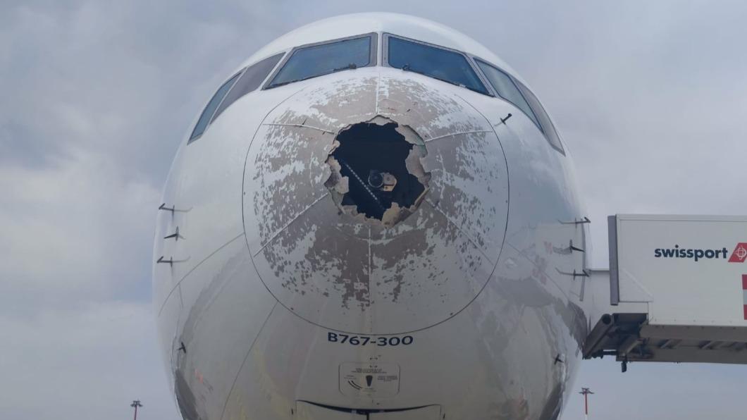 達美航空班機在空中被冰雹打壞機身，機鼻破了個大洞。（圖／翻攝自Vola Milano Malpensa [MXP] 推特 @VolaMalpensa）
