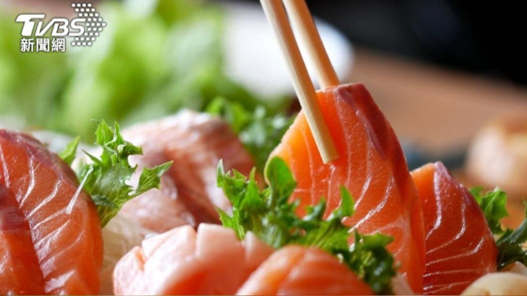 該名女子未吃生魚片,卻因砧板未洗乾淨而交叉感染。(示意圖/Shutterstock達志影像)
