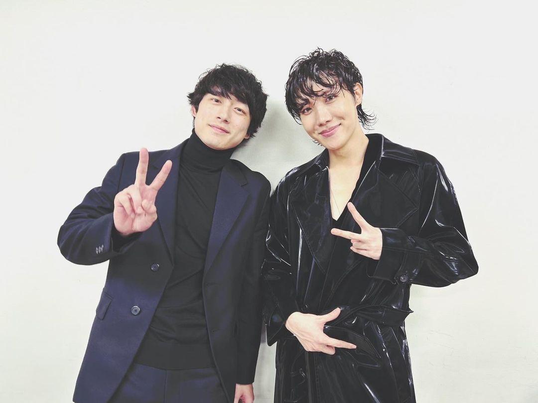 先前坂口健太郎就曾曬出跟BTS成員J-hope(右)的合照。(圖/翻攝自韓網)