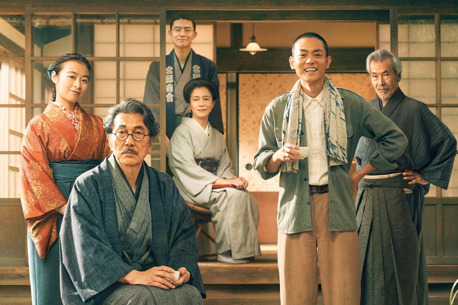 役所廣司(左二)、菅田將暉(右二)、森七菜(左)聯合主演《銀河鐵道之父》。(圖/中影提供)