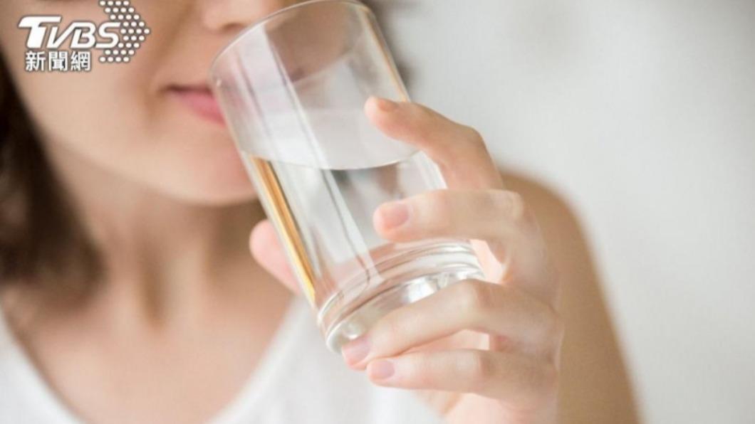 網友點出其實不喝飲料改喝水才是最省錢的妙招。(示意圖/shutterstock達志影像)