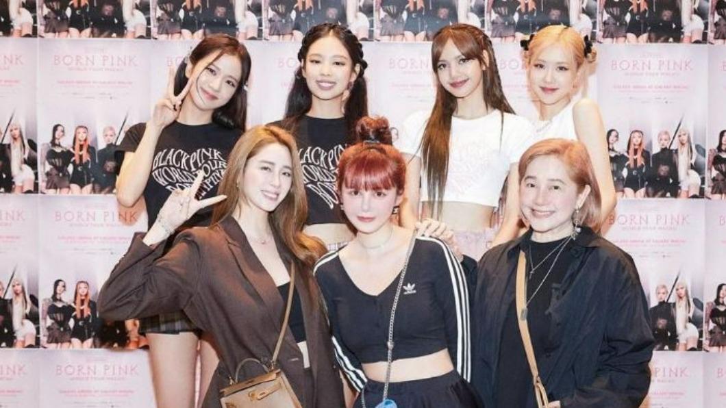歐陽妮妮(下排左起)與閨密陳卉、媽媽傅娟與BLACKPINK合影,羨煞許多人。(圖/翻攝自歐陽妮妮IG)