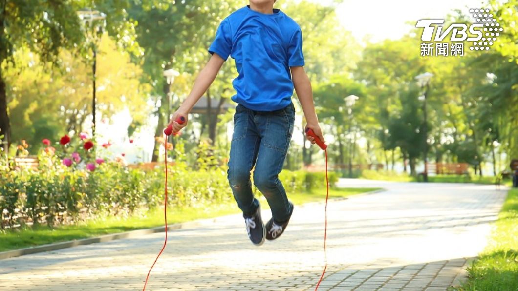 題目要求小崴跳了幾下跳繩。(示意圖/shutterstock 達志影像)
