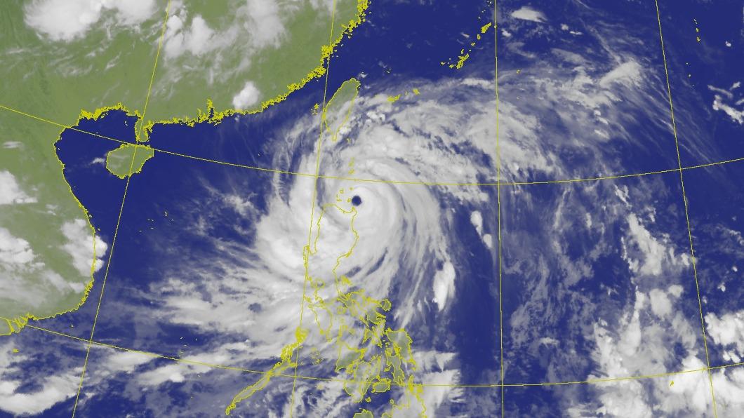 「十級暴風半徑」恐會經過金門縣。(圖/翻攝自中央氣象局官網)