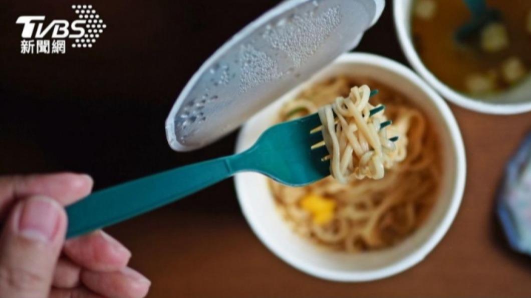 吃泡麵與點蠟燭成為許多人颱風夜的回憶。(圖/shutterstock達志影像)