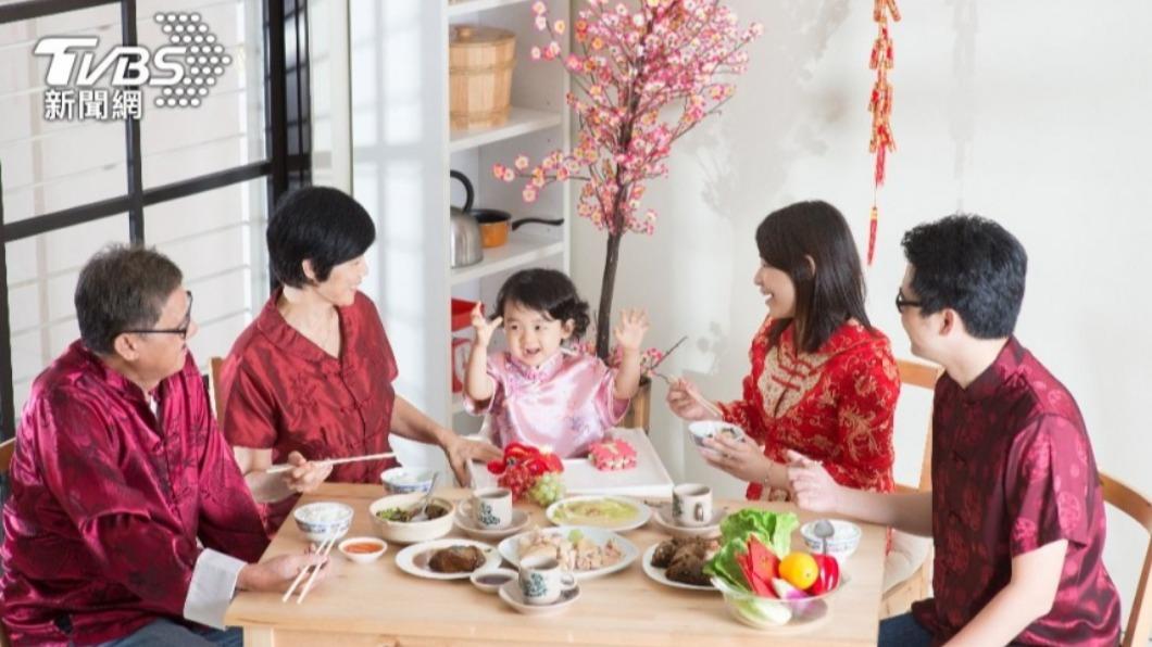 網友點出颱風夜可以和家人團聚很懷念。(示意圖/shutterstock達志影像)