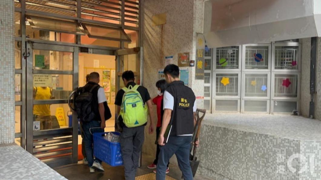 重案組人員及鑑證科手持膠箱及鐵鏟上樓調查。（圖／香港01）