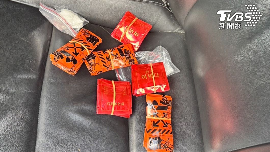 汽車大清早違停紅線!警直覺怪怪的一搜找出60多包毒品