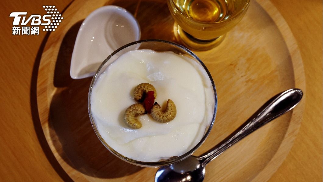 雞母蟲(甲蟲幼蟲)杏仁豆腐。(圖/達志影像路透社)