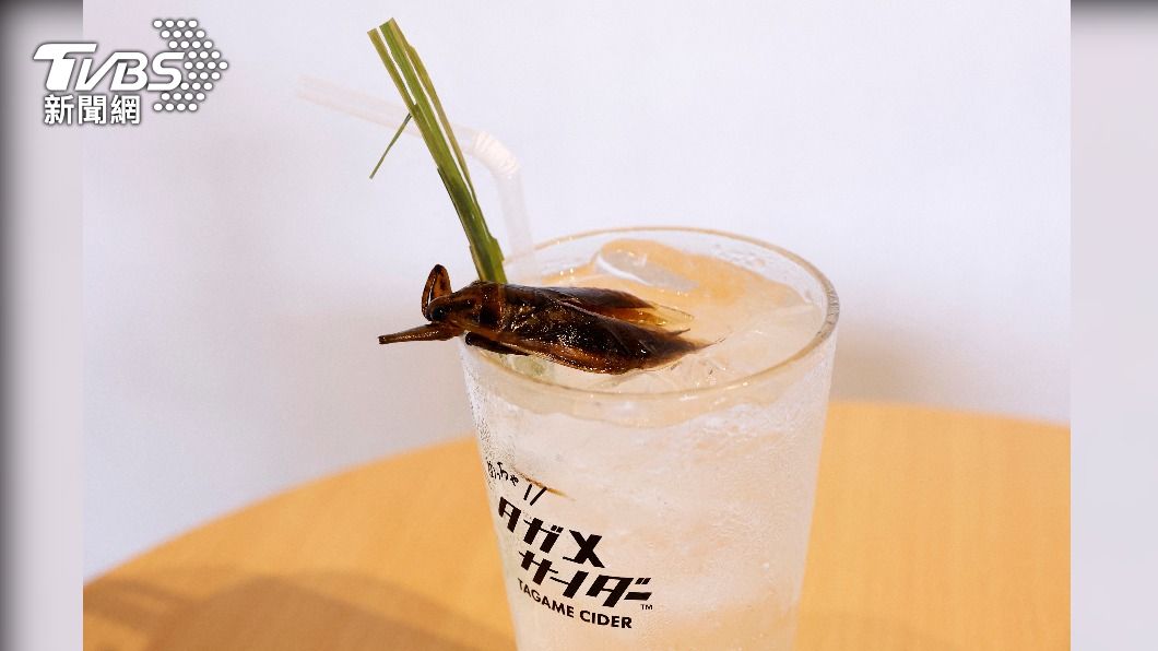 山本拓海大讚水蟲蘋果酒,喝起來非常清爽可口。(圖/達志影像路透社)
