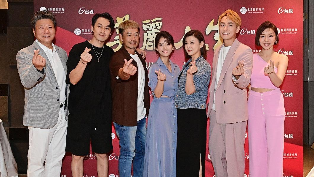 左起陳文山、張雁名、柯叔元、王樂妍、方馨、陳謙文、林可唯出席《美麗人生》殺青宴。(圖/台視提供)