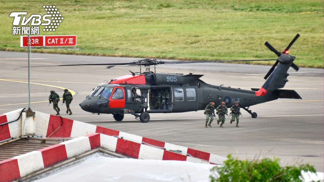 模擬敵方（紅軍）UH-60M黑鷹直升機載著地面部隊降落在桃園機場。（圖／胡瑞麒攝）