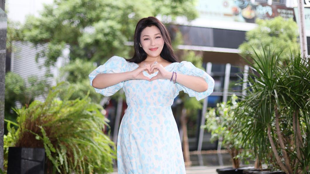 恭喜!「話題女王」嚴淑明驚爆秘婚退休富商 甜羞認了:最幸福