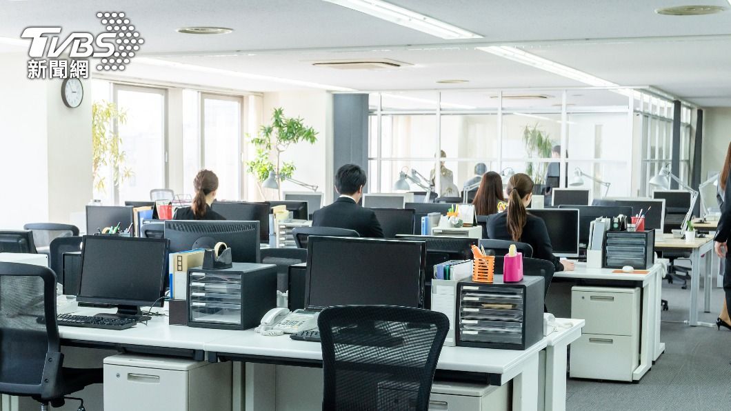 原PO表示颱風加班一天四千。（示意圖，非當事人／shutterstock達志影像）