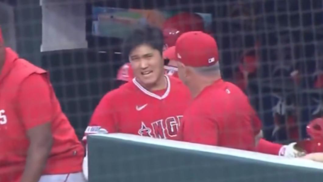 大谷疑似不滿主審判決,返回板凳區依然碎碎念。(圖/翻攝自推特@shoheisaveus)
