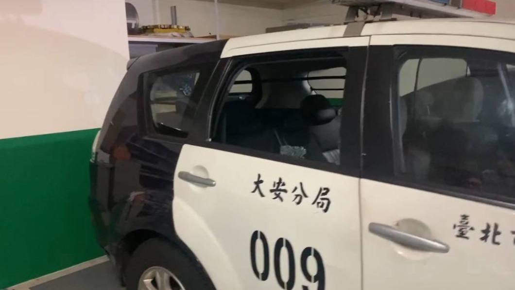 大安分局警車玻璃被張姓員警踹破。(圖/TVBS)