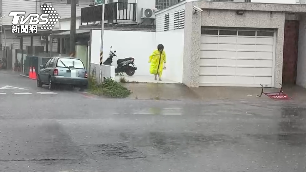 台東地區已開始下起大雨。（圖／TVBS）